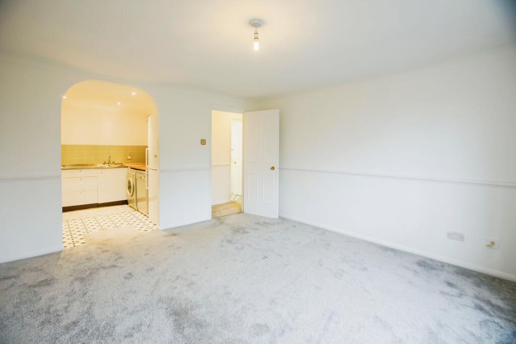 Reedham Drive, Purley, CR8 photo 4