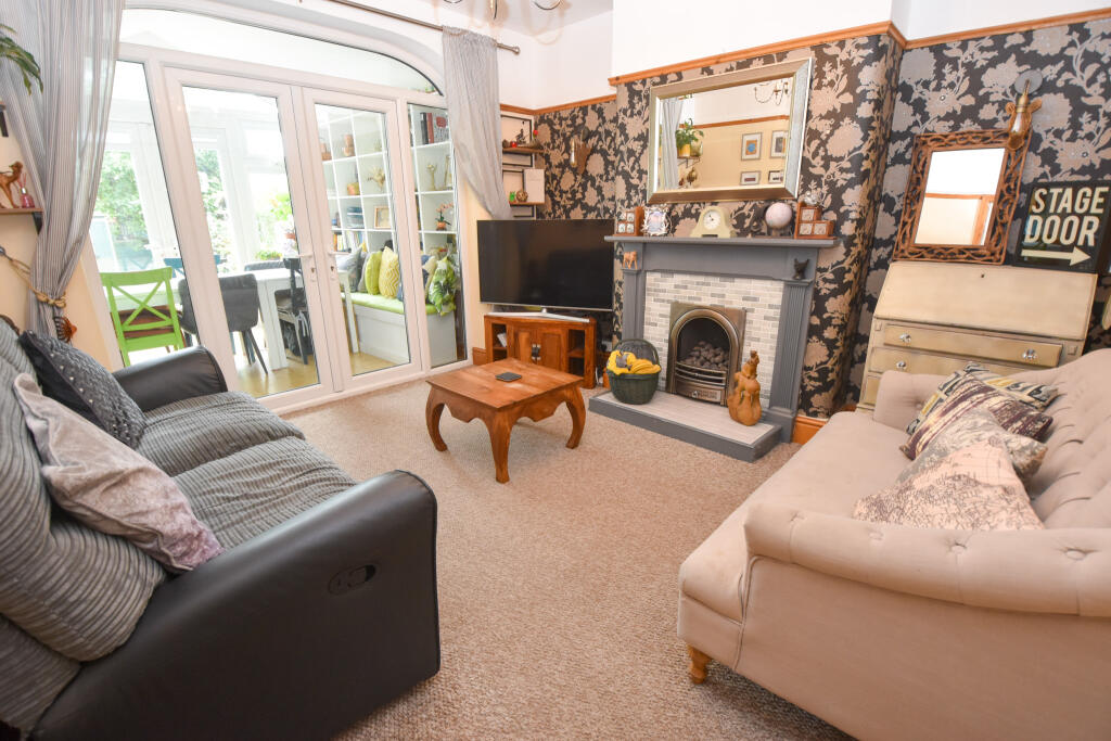 Carrsvale Avenue, Urmston, M41 photo 3