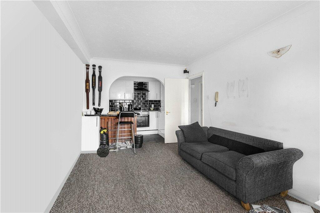 Graham Avenue, Mitcham, CR4 photo 2