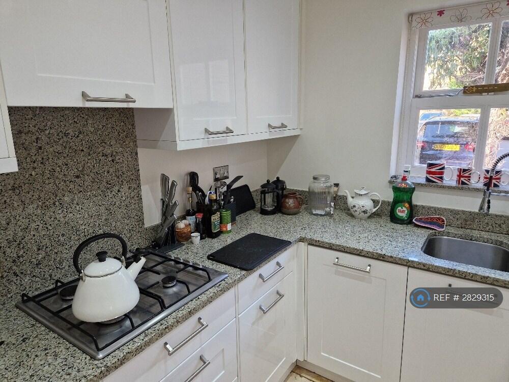 4 bedroom semi-detached house for rent