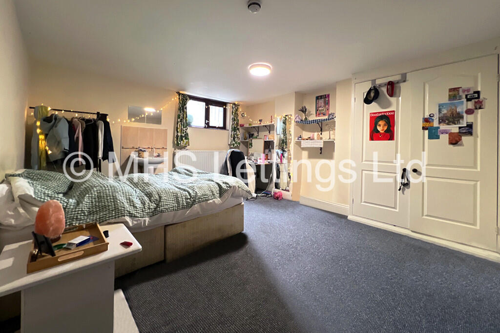 8 bedroom terraced house for rent