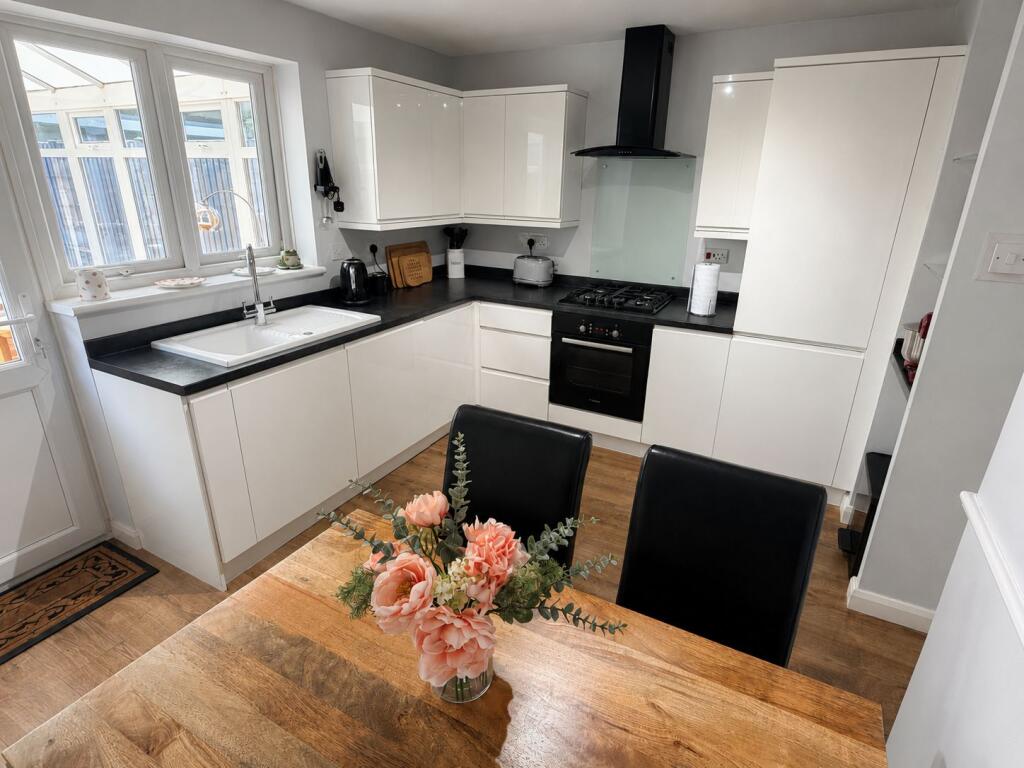 Bankfoot, Badgers Dene, Grays, Essex. RM17 5HY photo 2