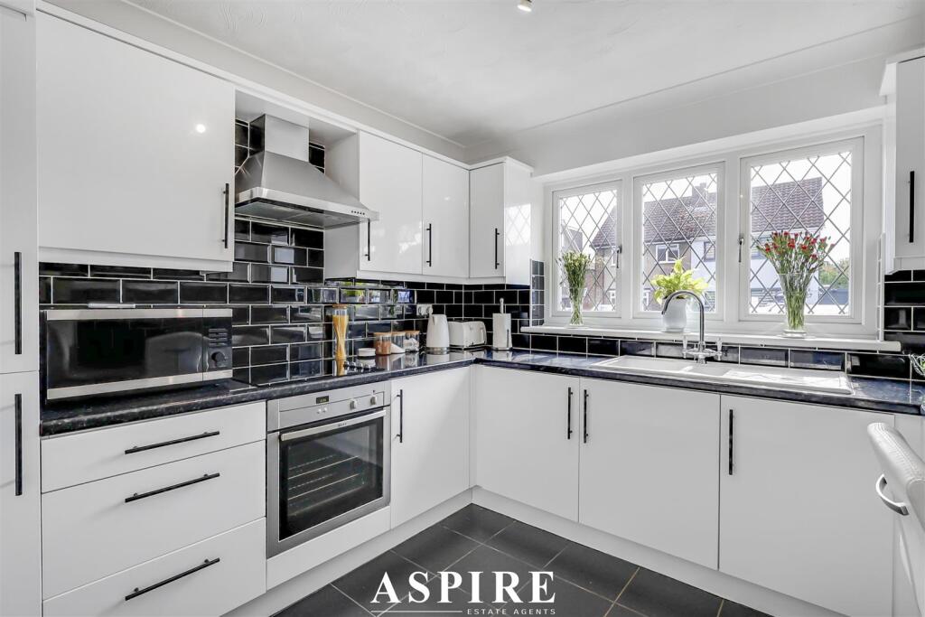 House in Southend-on-Sea - More
