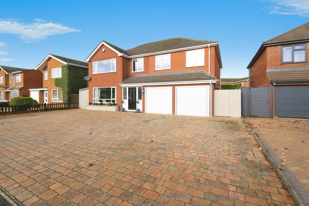 5-bed detached on Hatt Close, Moulton, PE12, £400,000