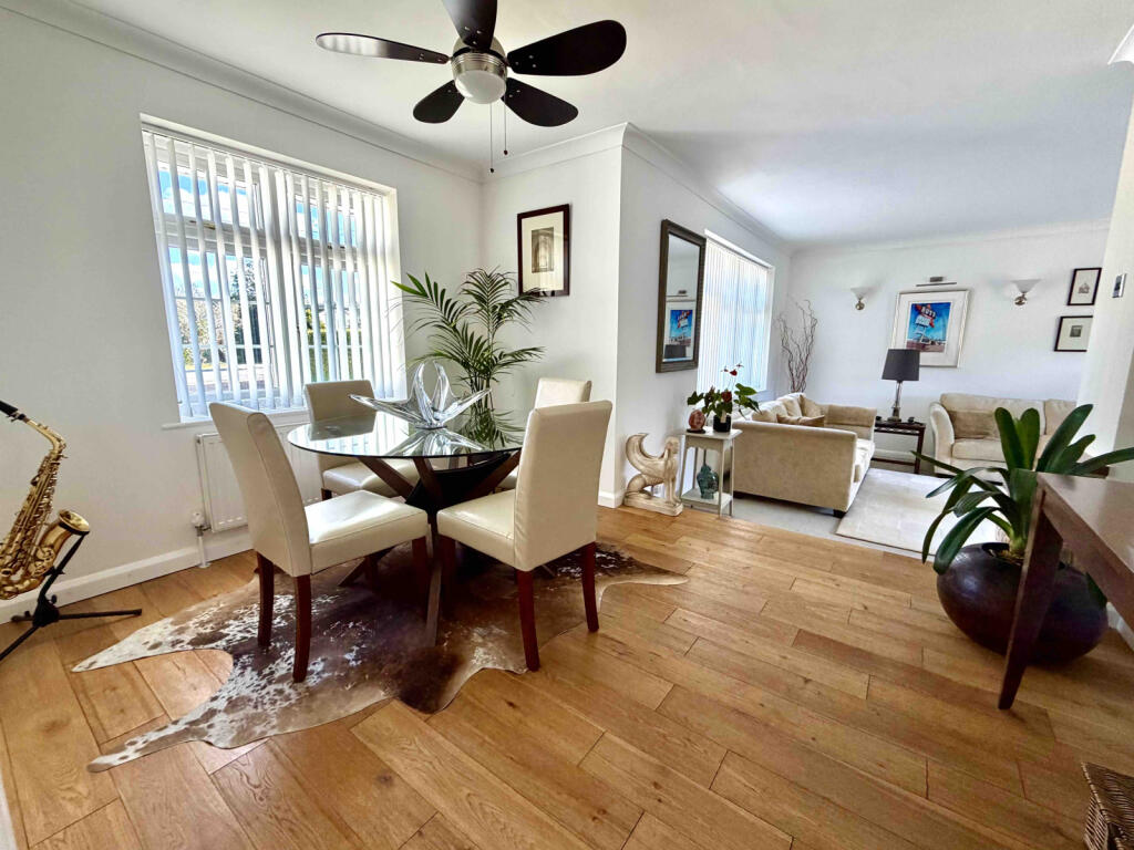 Laurel Close, St. Leonards, BH24 2NA photo 4