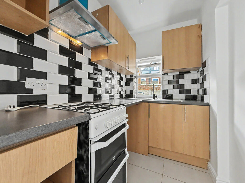 Apartment in London, Heston - View 2