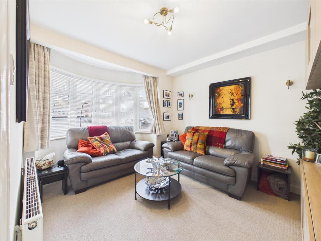 Seaton Gardens, Ruislip photo 2