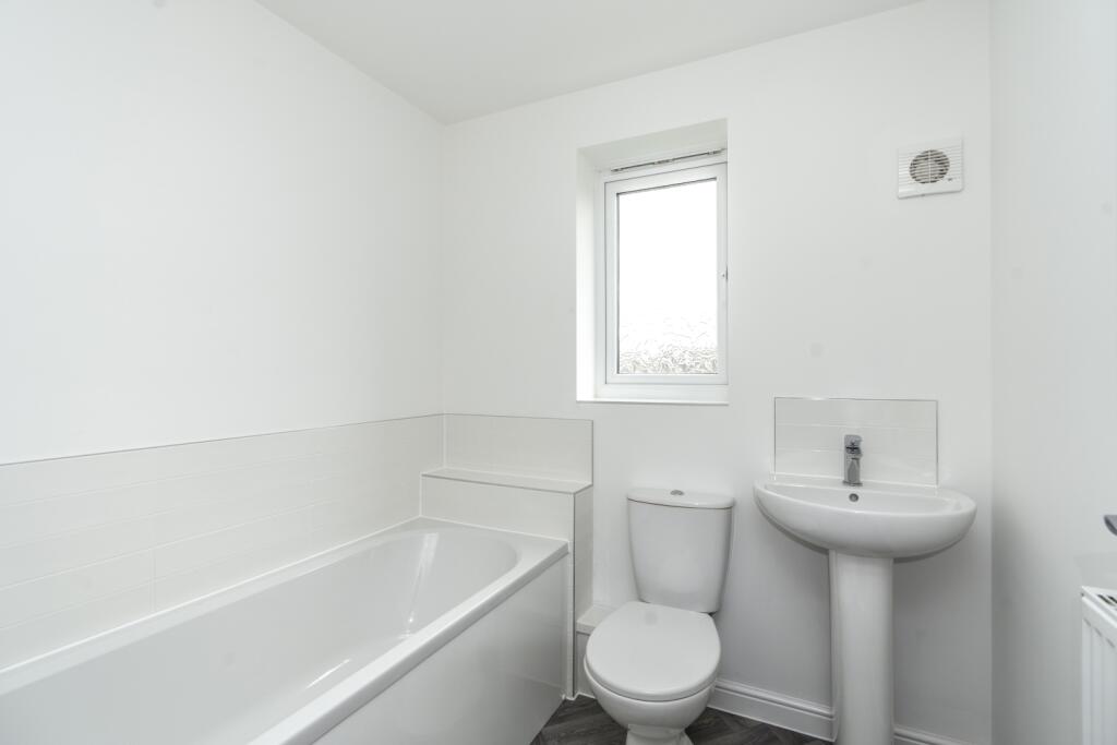 House in Boston, Sutterton - More