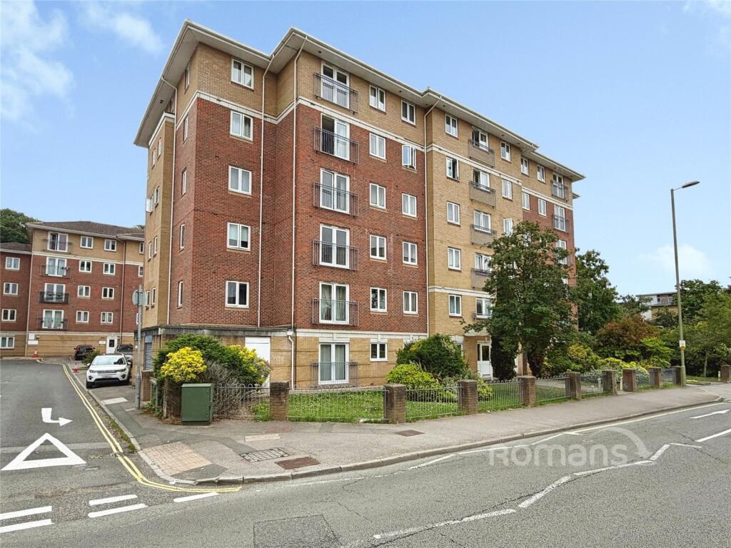 2-bed flat on Chapter House, 294 Farnborough Road, Farnborough, £170,000