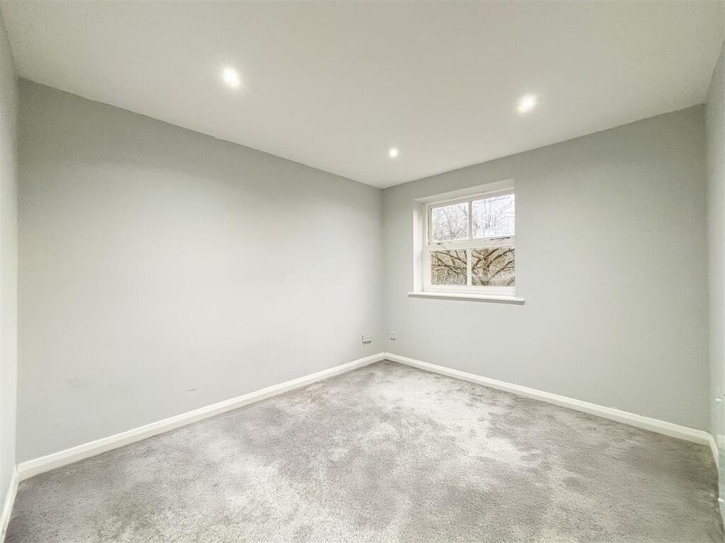 * STAR BUY * Wayletts, Leigh-on-Sea photo 3
