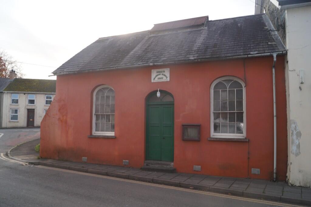 Studio terraced on Water Street, Newcastle Emlyn, SA38 9BH, £70,000