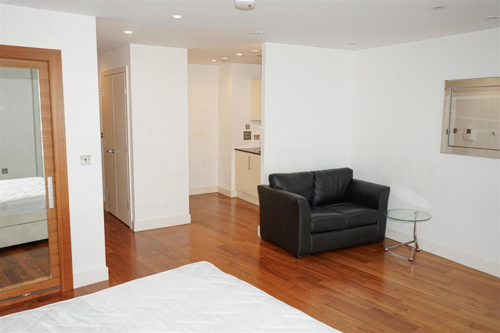 Hayes Apartments, Cardiff City Centre, CF10 1BZ photo 3