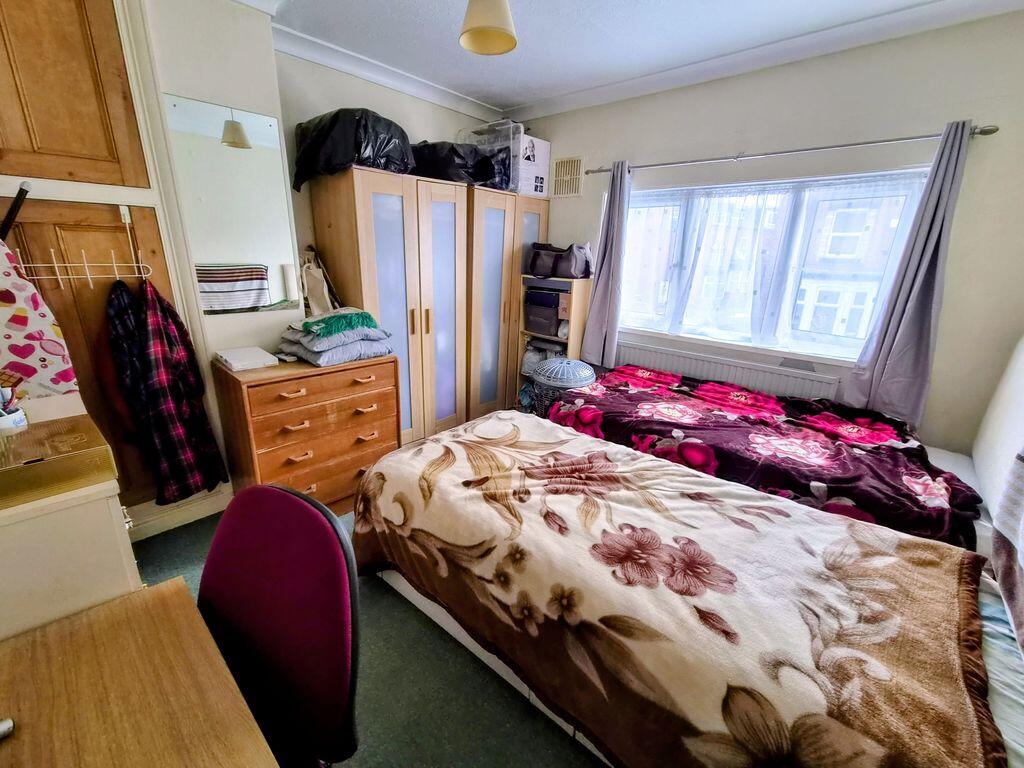 House in Leeds, Hyde Park - More