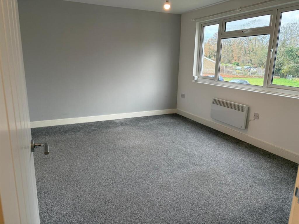 Ringden Avenue, Paddock Wood, Tonbridge photo 2
