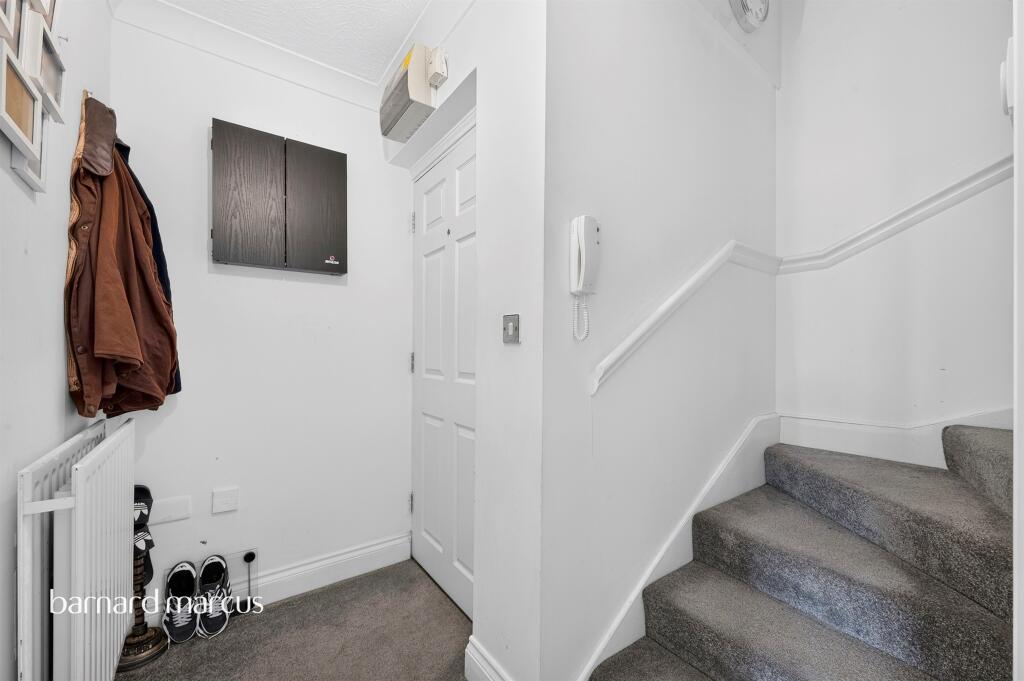 Apartment in Kingston upon Thames - View 4