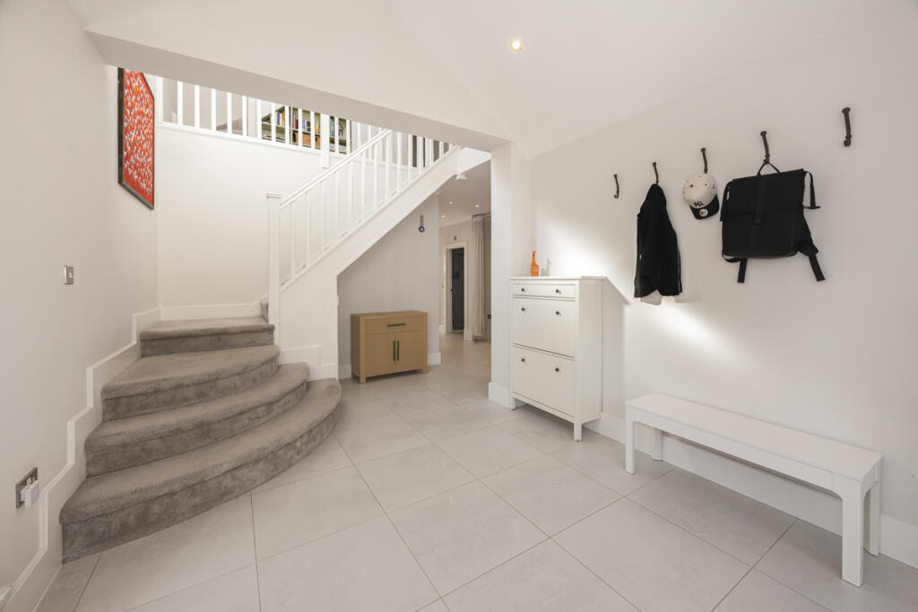 5 bedroom detached house at Nags Head Lane, Brentwood, London, CM14 — photo 4