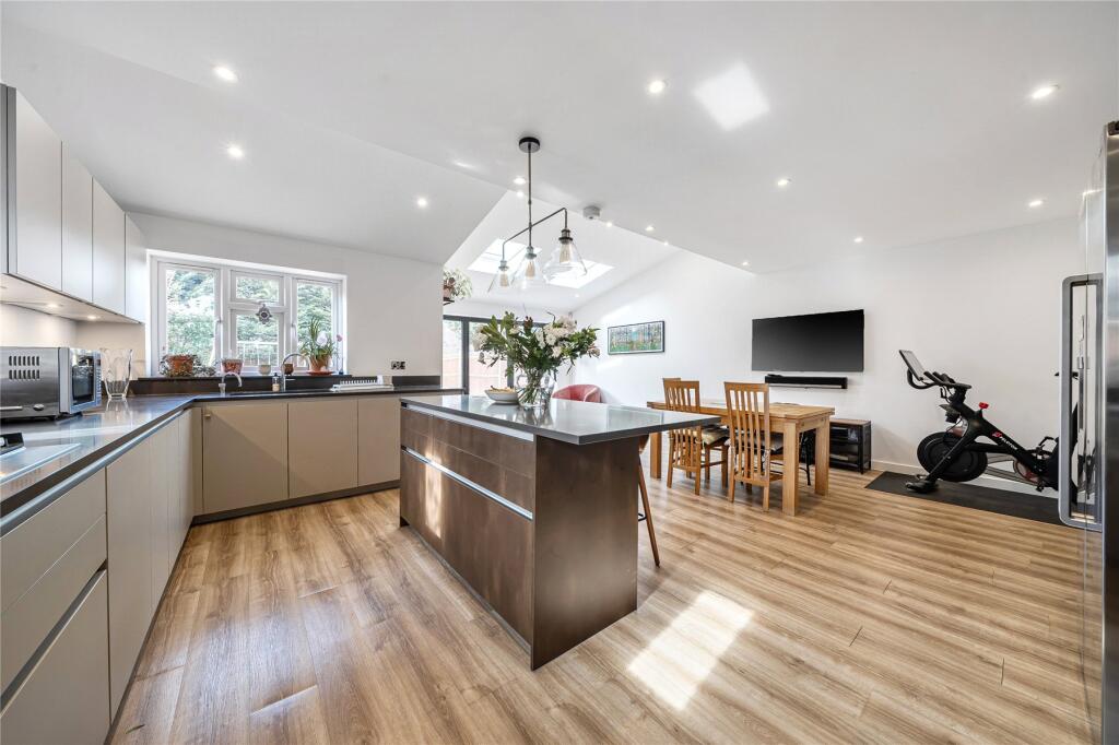 House in Bromley - More