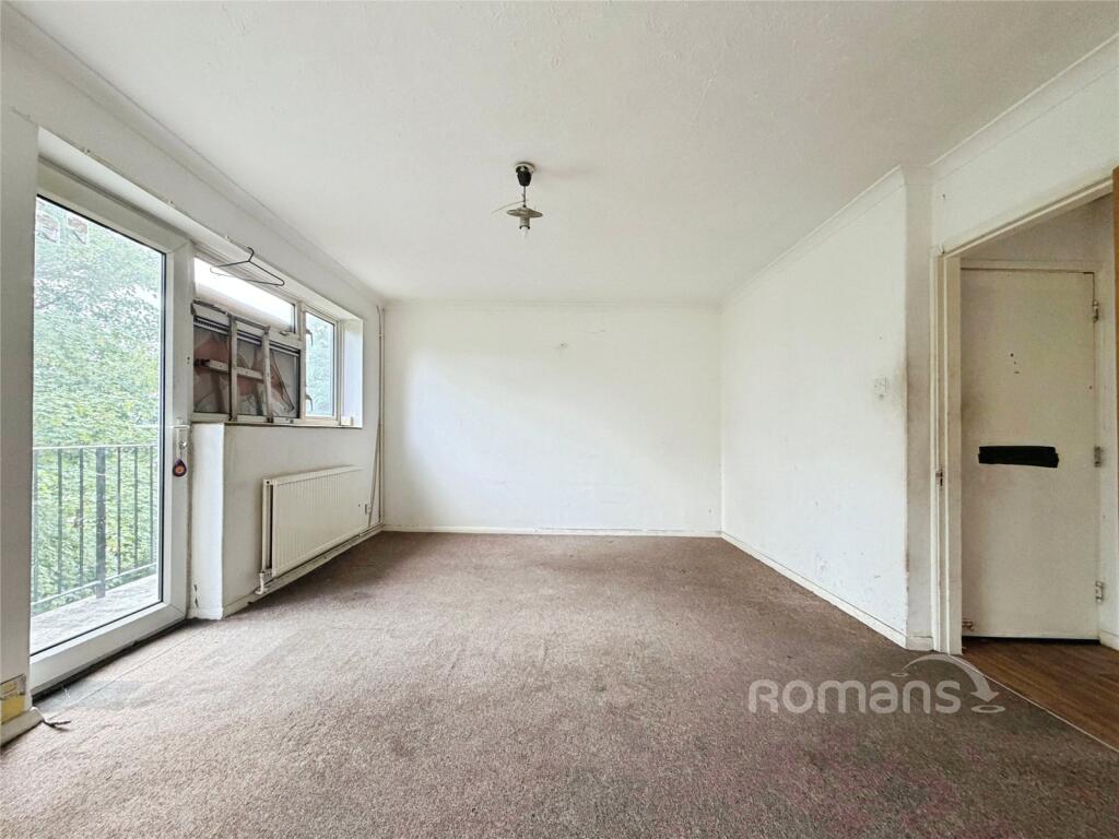 Apartment in Surrey Heath, Surrey - View 3