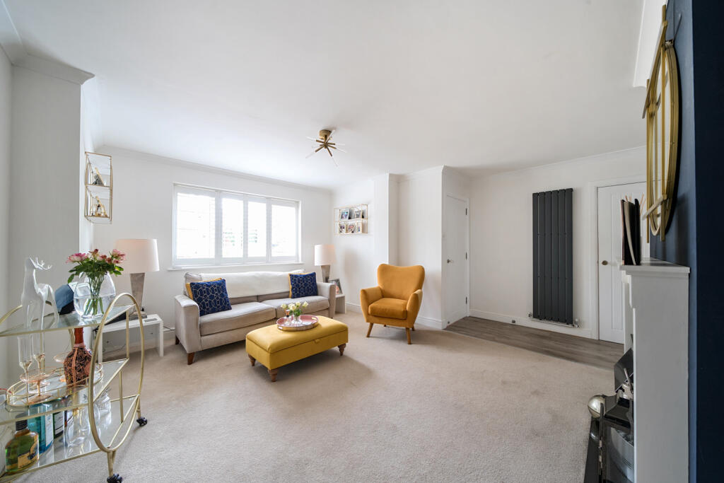 House in London, Pickhurst, Hayes - More