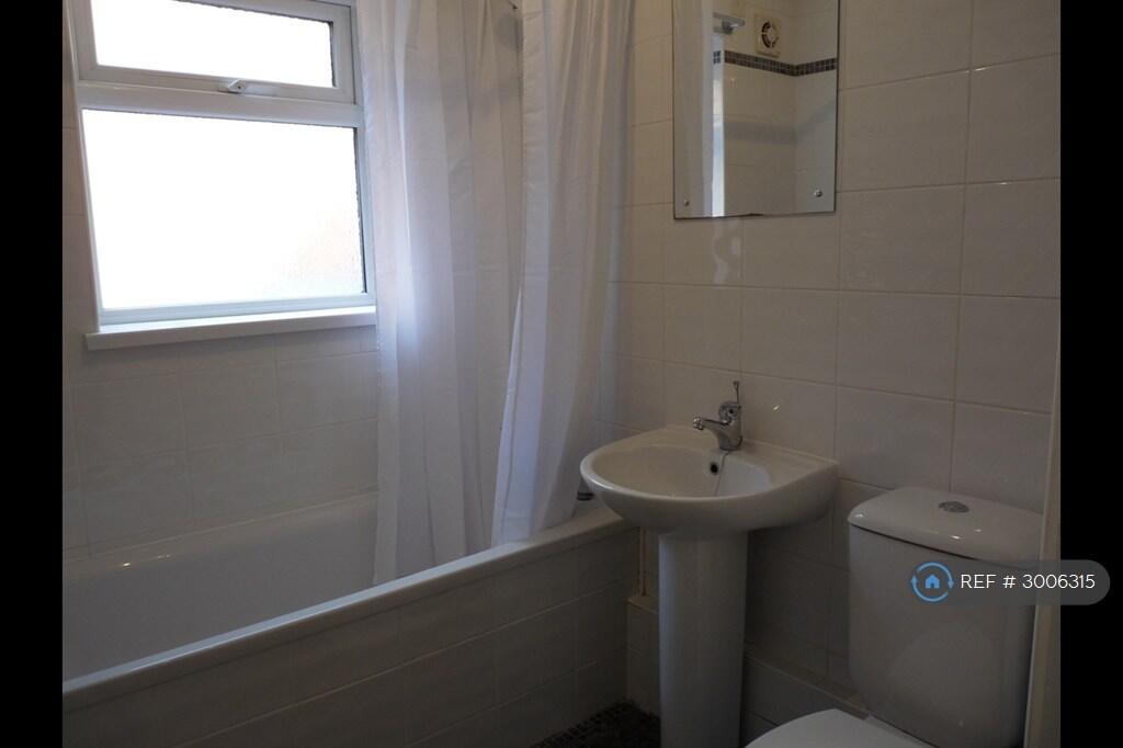 House in Sutton, Bransholme - More