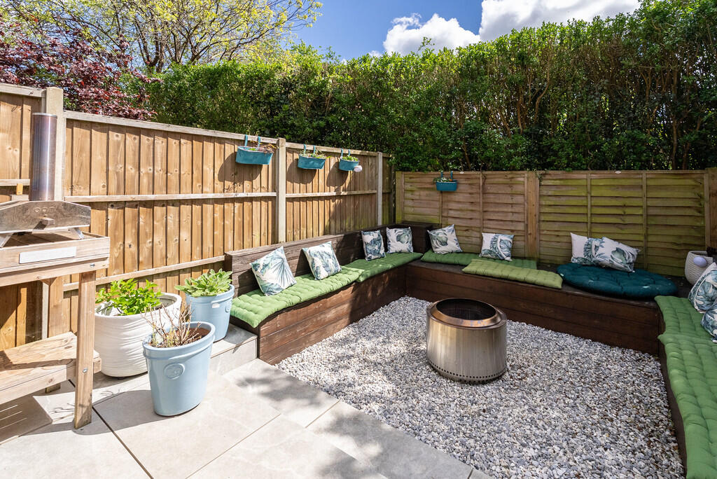 Paddock Close, Beare Green photo 4