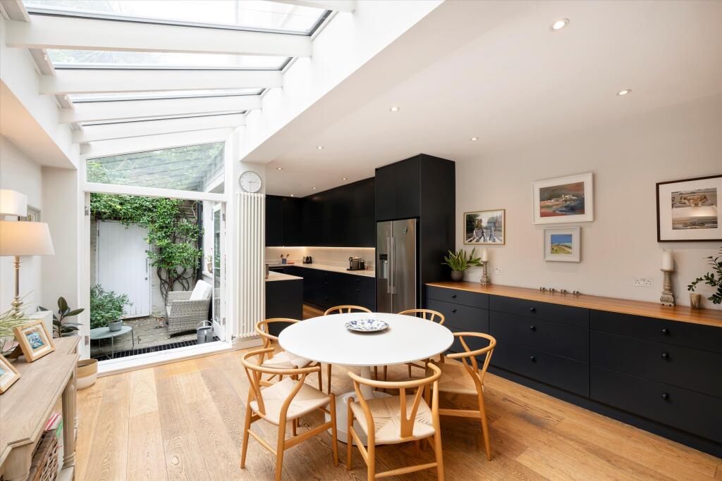 House in London, Royal Borough of Kensington and Chelsea - View 2