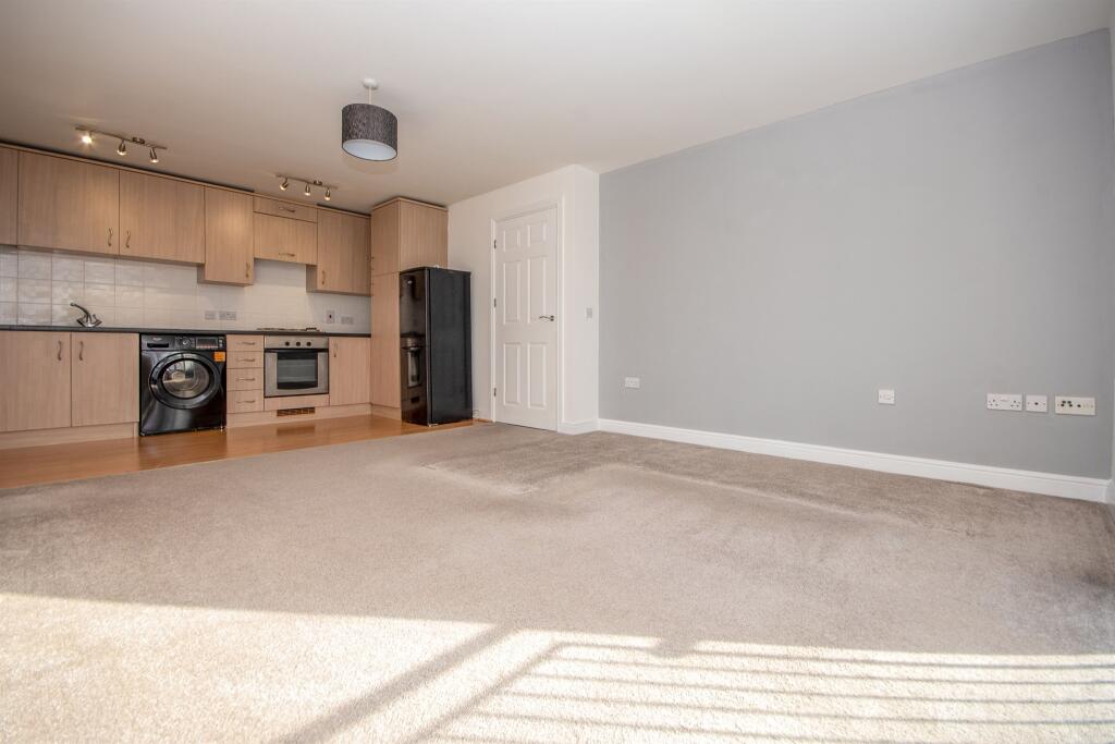 Apartment in Kettering, North Northamptonshire - View 2