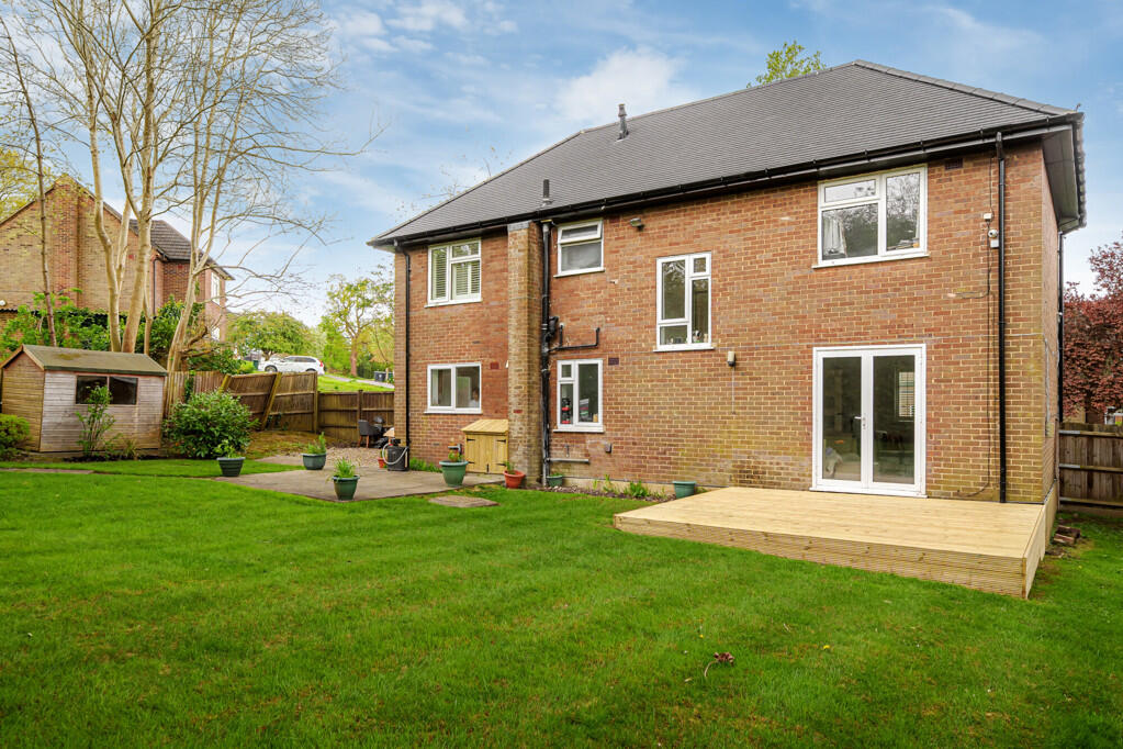 Avior Drive, Northwood, Hertfordshire photo 4