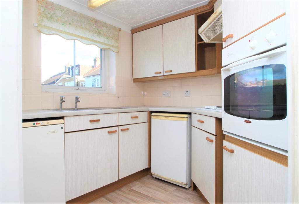 Kingswood Court, 175 Chingford Mount Road, Chingford photo 2