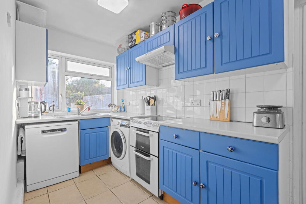 Woodbridge Avenue, Leatherhead, KT22 photo 4
