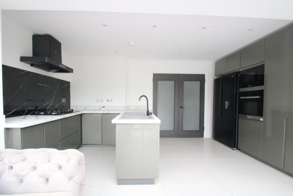 House in Spelthorne, Ashford Common, Charlton - More