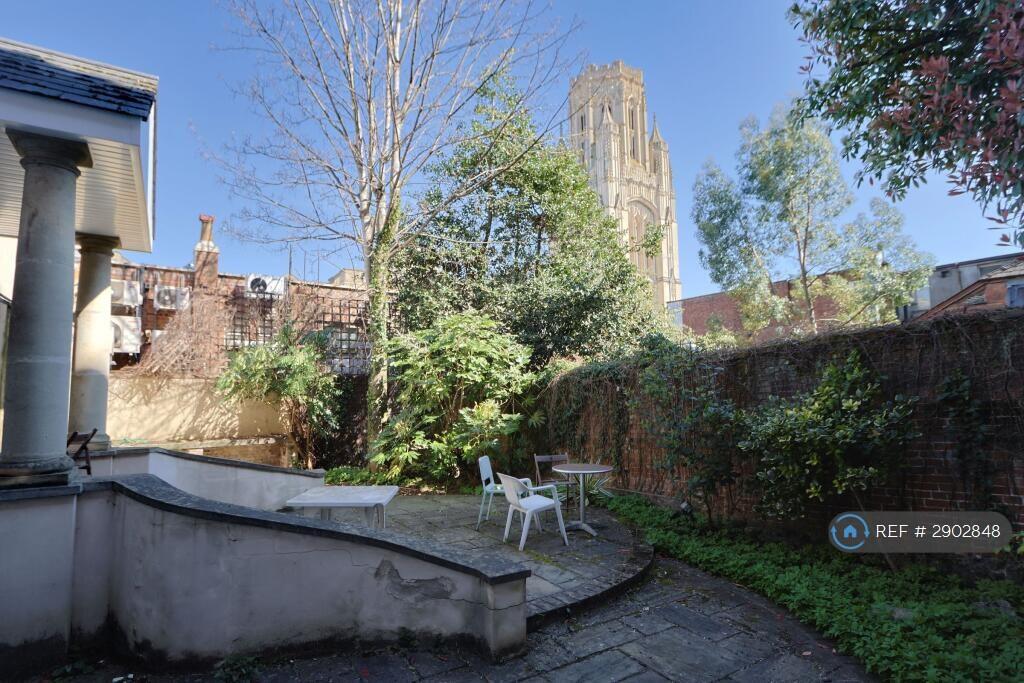 5 bedroom flat for rent