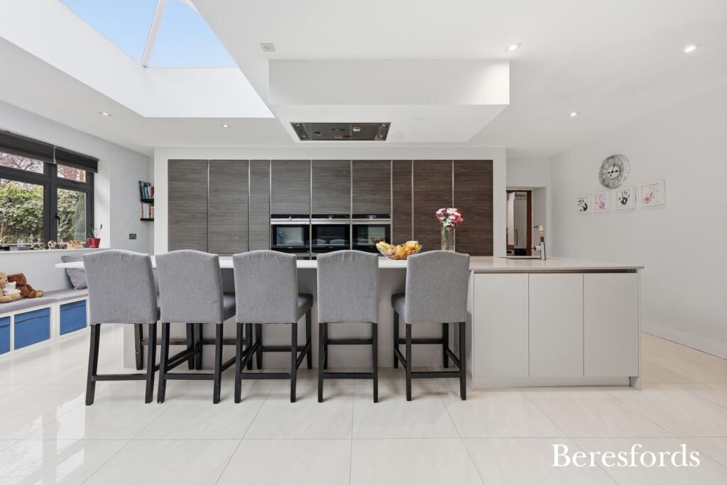House in Brentwood, Hutton Mount - View 4