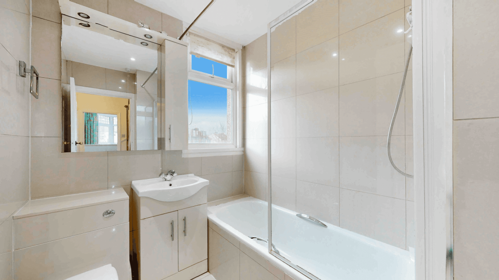 House in London, Cottenham Park, Raynes Park - More