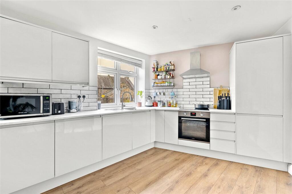 Apartment in London, Leytonstone - View 2