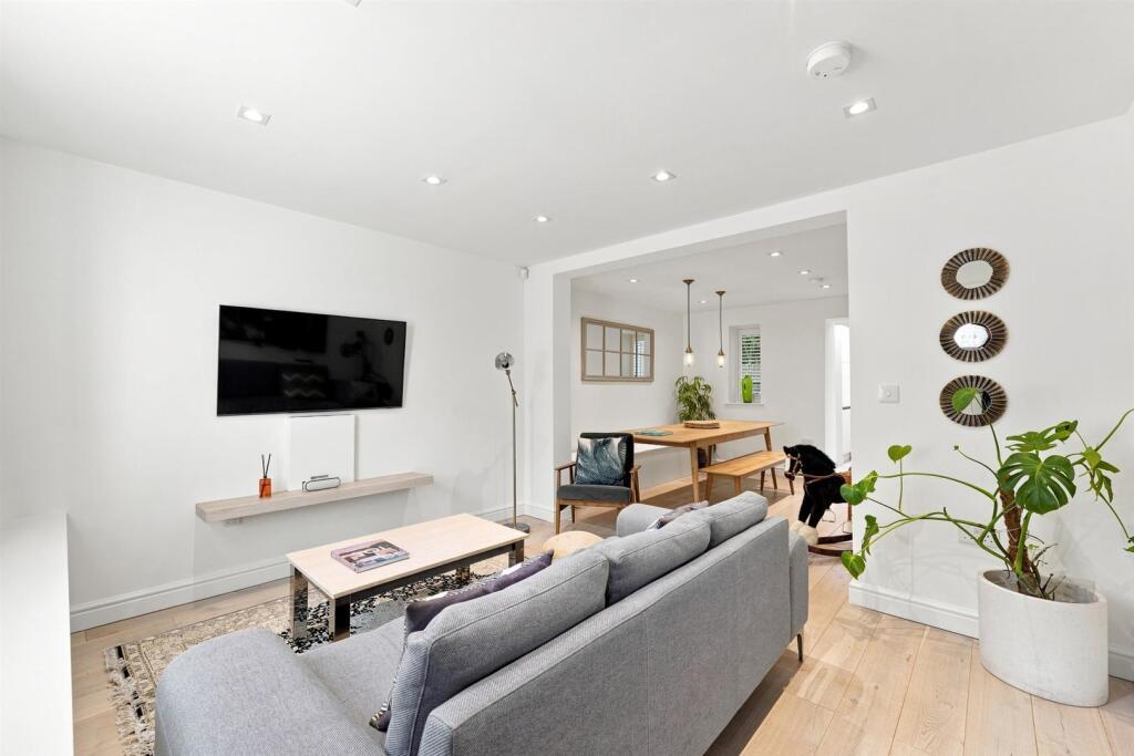 House in Bollington, Kerridge - More