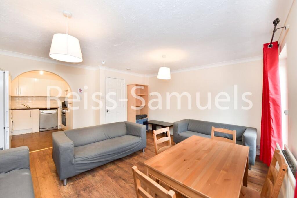 6 bedroom semi-detached house for rent