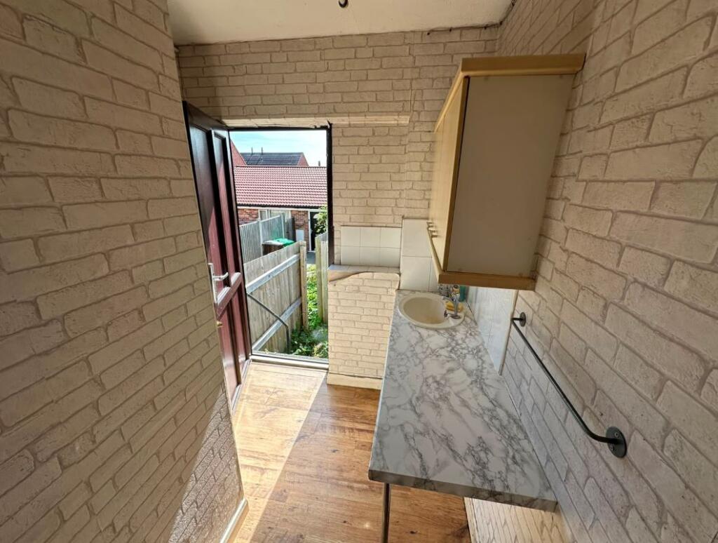 570 Woodborough Road, Nottingham, NG3 5FH - More