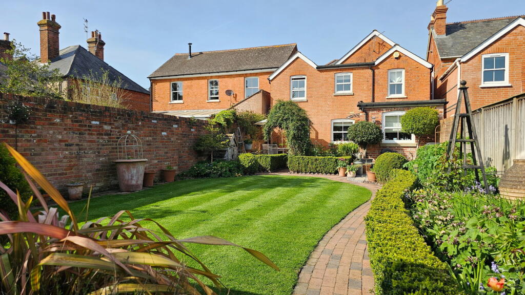 Queens Road, Newbury, Berkshire, RG14 7PA photo 2