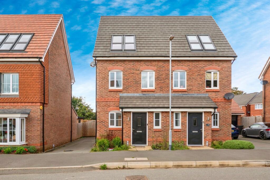 3-bed semi-detached on Queen Eleanor Avenue, Grantham, £235,000