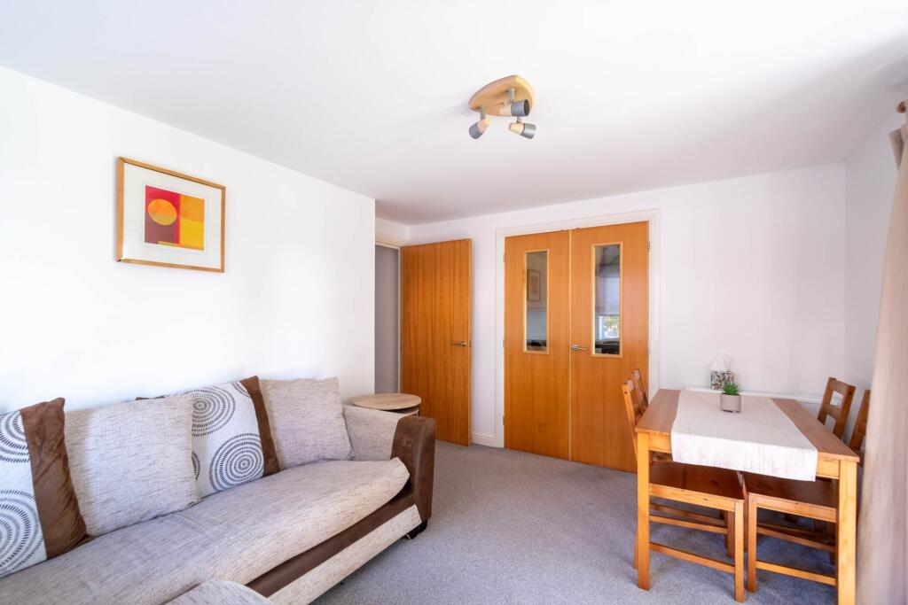 Apartment in Cadbury Heath, Kingswood - More