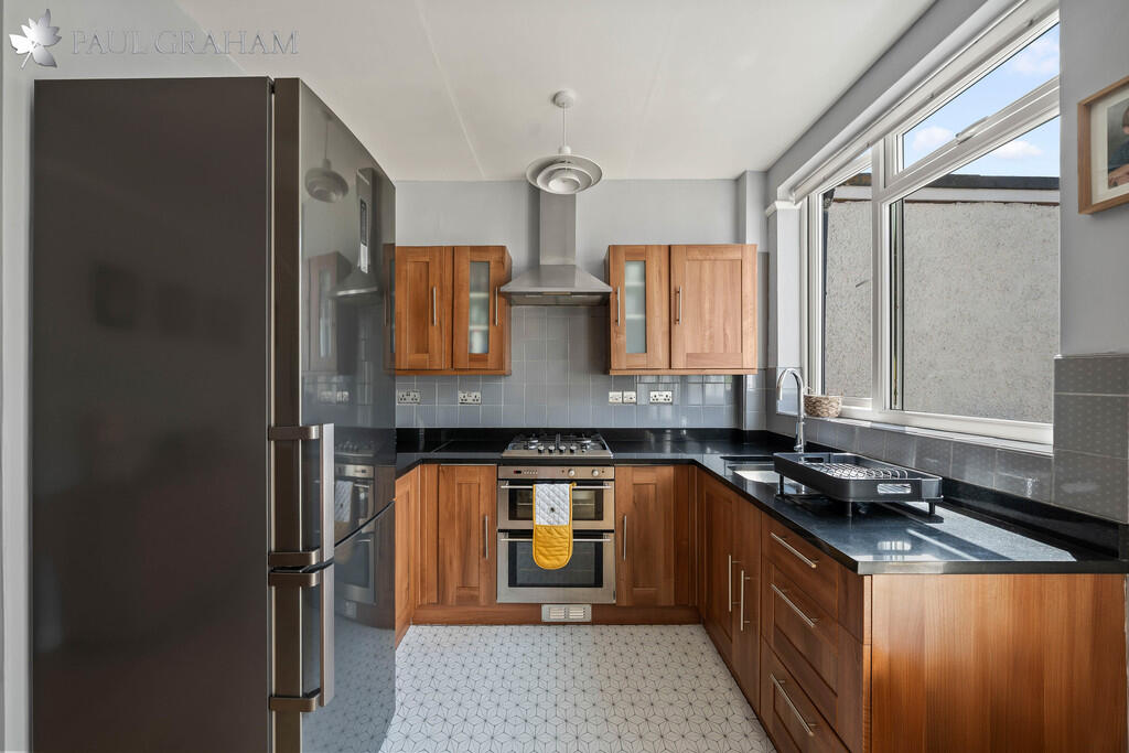 House in Sutton - View 5