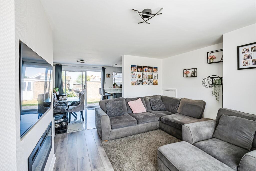 Gainsborough Crescent, Eastbourne photo 3