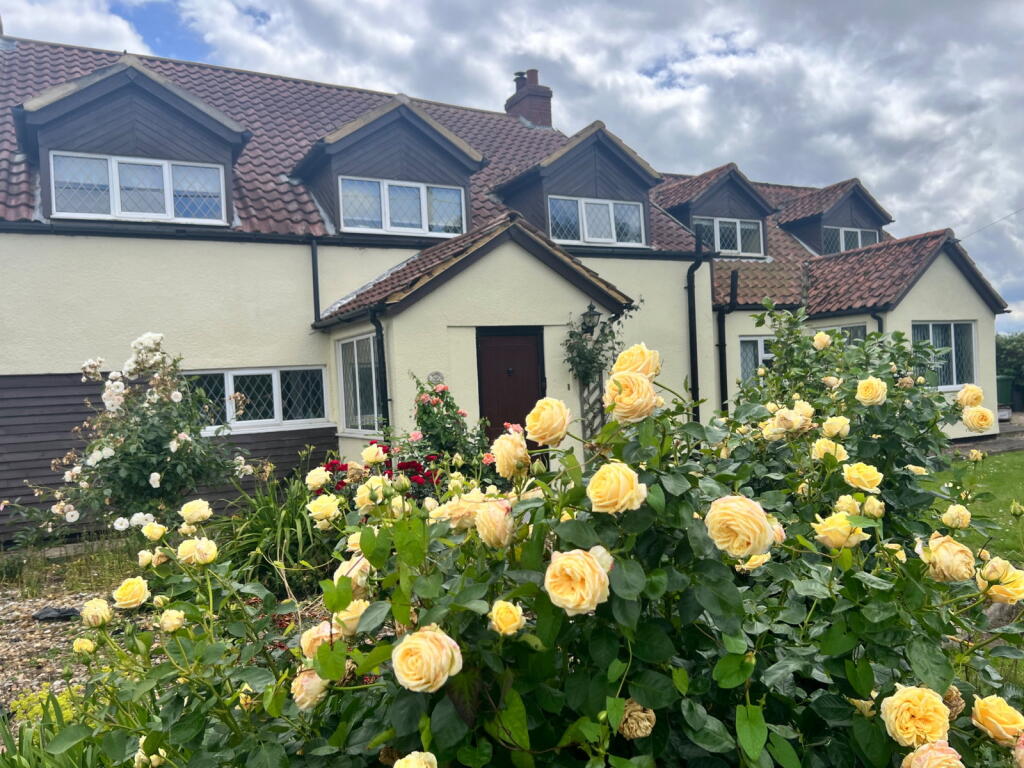 7-bed detached on Mumbys Drove, Three Holes, Wisbech, PE14 9JT, £375,000