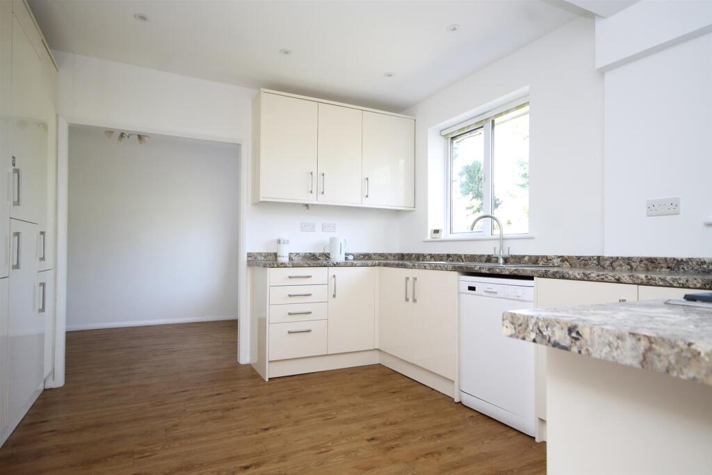 House in Mole Valley, Great Bookham - View 4