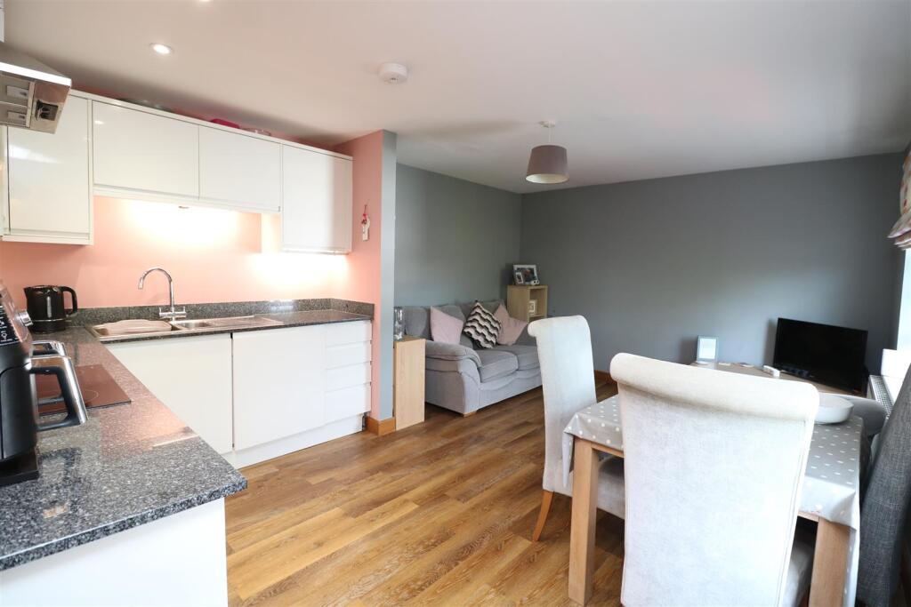 Adcroft Drive, Trowbridge photo 4
