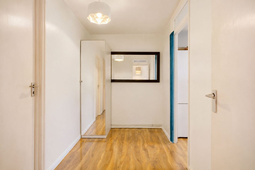 Apartment in Croydon - More