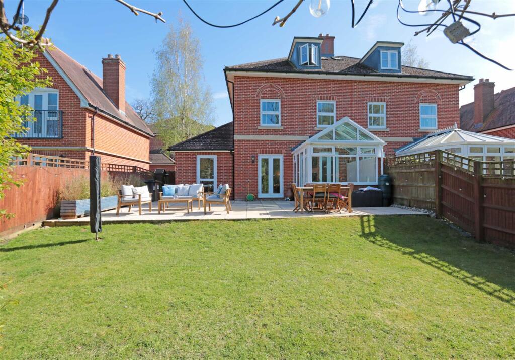 College Close, Thame photo 2