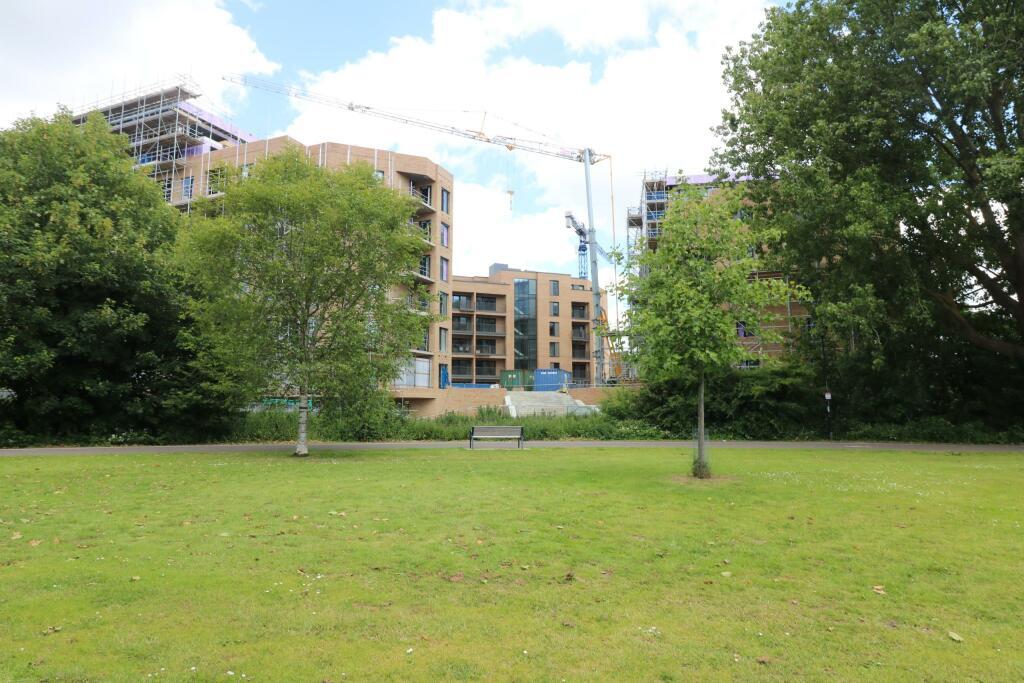 3-bed flat on Victoria Road, Town Centre, Ashford, TN23, £195,000