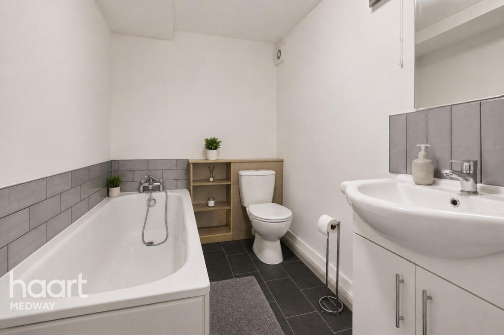 Apartment in Chatham, Luton - View 5